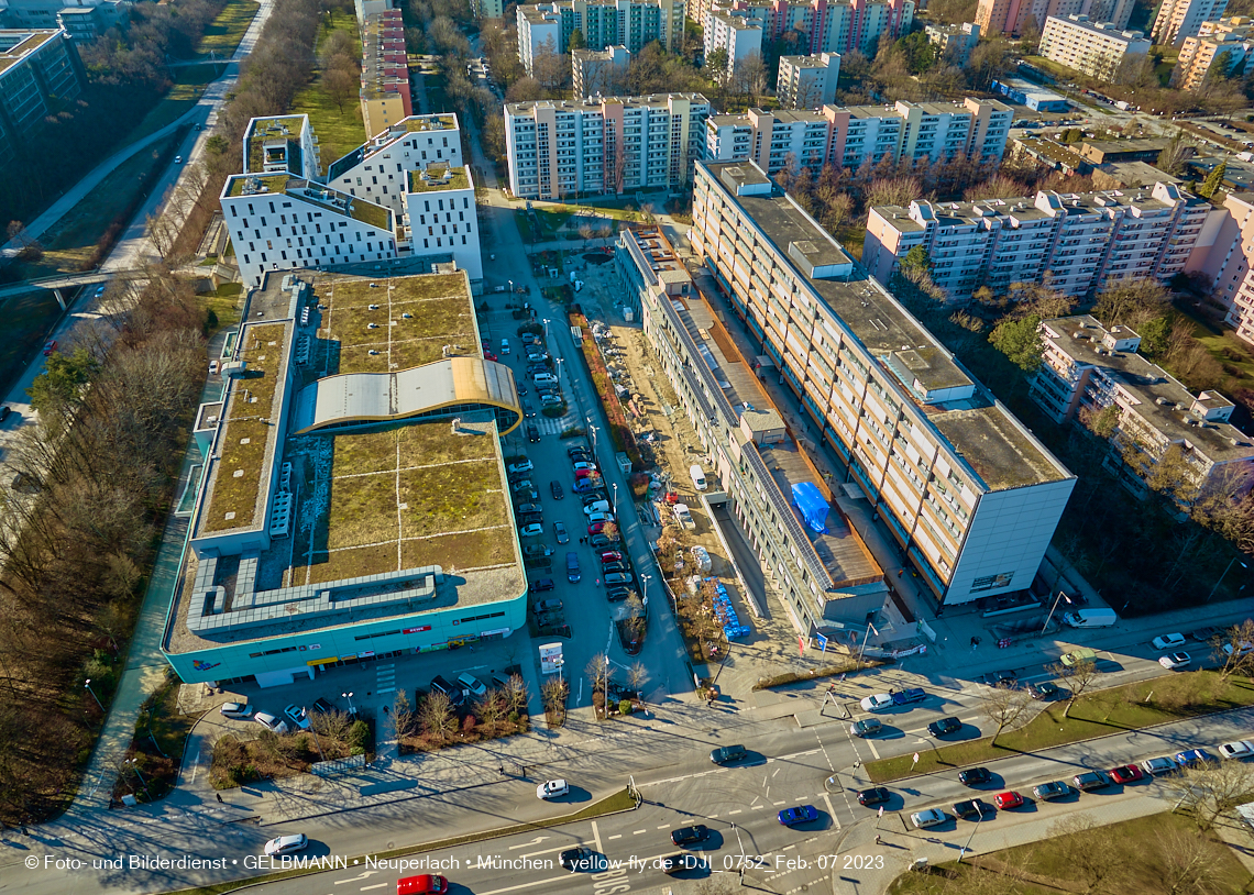 07.02.2023 - Luftbilder von der Montessori Schule im Plettzentrum Neuperlach